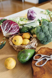 Frisches Gemüse auf dem Tisch zu Hause - MEUF05095