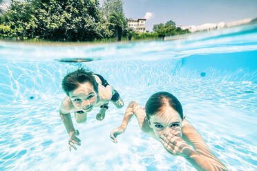 Jungen schwimmen unter Wasser im Hotelpool - WFF00547