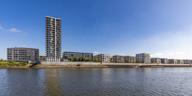 Deutschland, Bremen, Wohnungen am Wasser entlang des Weserkanals - WDF06711