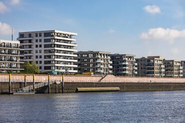 Deutschland, Bremen, Wohnungen am Wasser entlang des Weserkanals - WDF06715