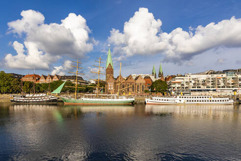 Deutschland, Bremen, Wolken über den an der Weserpromenade liegenden Schiffen - WDF06719