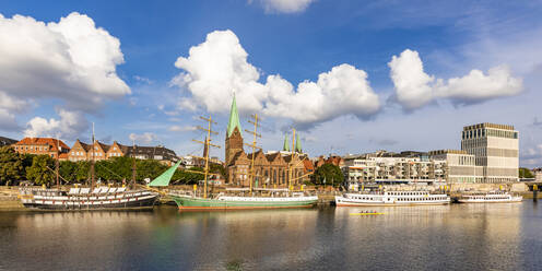 Deutschland, Bremen, Wolken über den an der Weserpromenade liegenden Schiffen - WDF06720