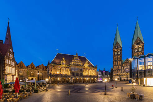 Deutschland, Bremen, Marktplatz in der Abenddämmerung - WDF06722