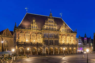 Deutschland, Bremen, Fassade des Bremer Rathauses bei Nacht - WDF06723