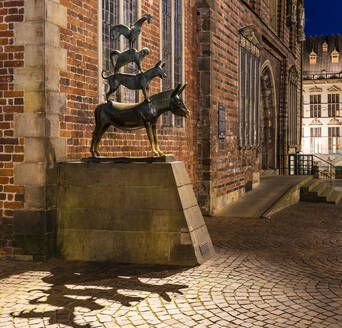 Deutschland, Bremen, Skulptur der Bremer Stadtmusikanten bei Nacht - WDF06725