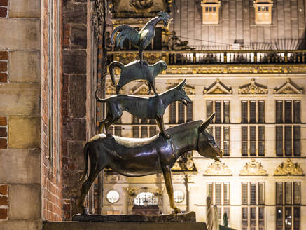 Deutschland, Bremen, Skulptur der Bremer Stadtmusikanten bei Nacht - WDF06726