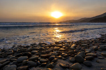 Felsenstrand bei Sonnenuntergang - NDF01370