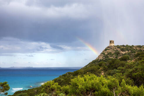 Italien, Provinz Südsardinien, Villasimius, Doppelter Regenbogen über Torre di Porto Giunco - NDF01372