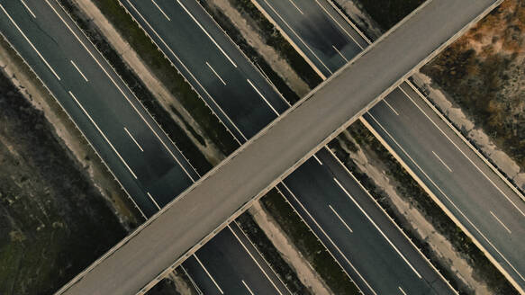Brücke über eine leere Landstraße in Lleida, Spanien - ACPF01422