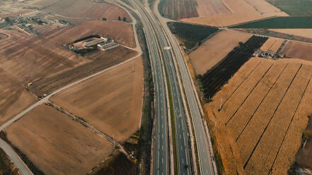 Landstraße inmitten einer landwirtschaftlichen Landschaft in Lleida, Spanien - ACPF01423