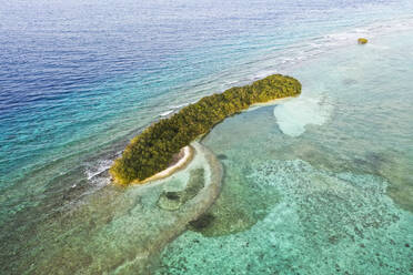 Abgelegene Wüsteninsel inmitten der Meereslandschaft im Lhaviyani-Atoll, Malediven - AMF09357