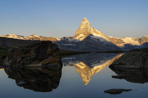 Matterhorn mit Spiegelung auf dem Stellisee bei Sonnenaufgang, Zermatt, Schweiz - LOMF01302