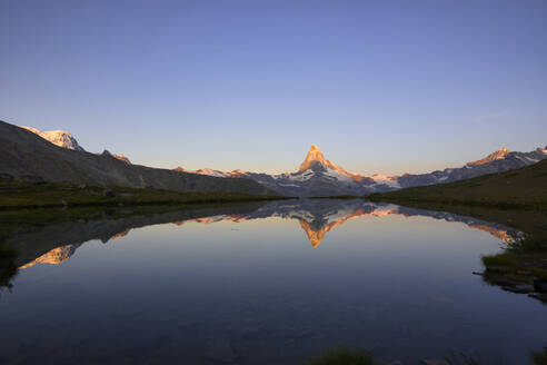 Sonnenaufgang Blick auf das Matterhorn mit Stellisee in Zermatt, Schweiz - LOMF01306