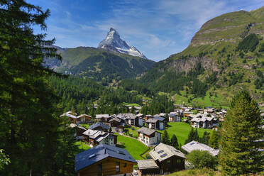 Stadtbild mit Matterhorn an einem sonnigen Tag in Zermatt, Schweiz - LOMF01308