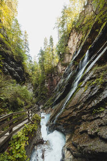 Erhöhter Steg über den Fluss, der durch eine enge Schlucht fließt - MRRF01813