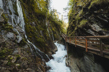 Erhöhter Steg über den Fluss, der durch eine enge Schlucht fließt - MRRF01814