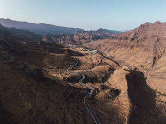 Straße durch das Gebirge bei Los Azulejos De Veneguera, Großkanaren, Kanarische Inseln, Spanien - RSGF00779