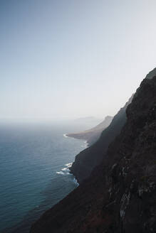 Panoramablick auf Berge und Meer am Mirador del Balcon, Grand Canaria, Kanarische Inseln, Spanien - RSGF00782