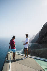 Junge Freunde mit Blick auf das Meer vom Mirador Del Balcon, Grand Canary, Kanarische Inseln, Spanien - RSGF00784