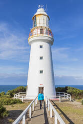 Australien, Victoria, Cape Otway, Weibliche Touristin besucht Cape Otway Lighthouse im Great Otway National Park - FOF12485