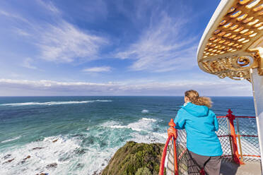 Australien, Victoria, Cape Otway, Weibliche Touristin bewundert Blick auf die Bass Strait vom Cape Otway Leuchtturm - FOF12486