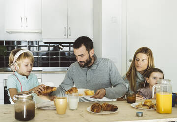 Familie beim gemeinsamen Frühstück am Tisch - JCCMF04974