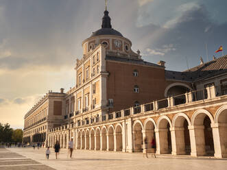 Spanien, Madrid, Aranjuez, Bürgersteig vor dem Königlichen Palast von Aranjuez - LAF02726