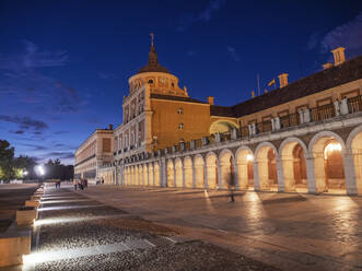 Spanien, Madrid, Aranjuez, Bürgersteig vor dem Königlichen Palast von Aranjuez in der Abenddämmerung - LAF02728