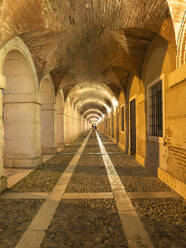 Spanien, Madrid, Aranjuez, Bogen entlang des überdachten Fußwegs vor dem Königlichen Palast von Aranjuez - LAF02730