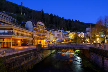 Deutschland, Baden-Württemberg, Bad Wildbad, Badehäuser am Enzkanal in der Abenddämmerung - LBF03599