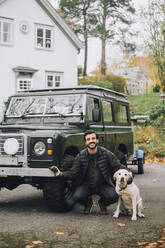 Mittlerer erwachsener Mann mit Hund auf der Einfahrt - MASF28107