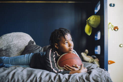 Mädchen mit Basketball träumt im Schlafzimmer - MASF28144