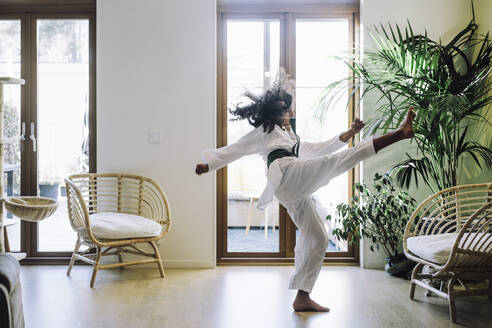 Ehrgeiziges Mädchen übt Karate im Wohnzimmer - MASF28180