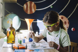 Mädchen macht wissenschaftliches Experiment am Tisch - MASF28183