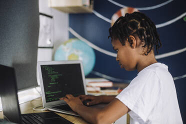 Studentin lernt am Laptop am Tisch Programmieren - MASF28211