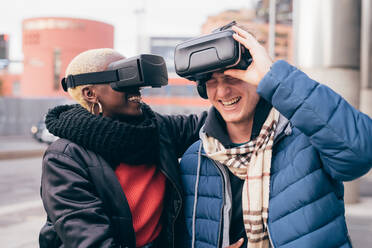 Italien, Pärchen mit VR-Brille lacht in der Stadt - ISF25539