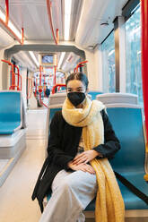 Teenager-Mädchen mit Gesichtsschutzmaske im Bus - JRVF02359