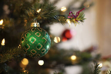 Nahaufnahme von leuchtend grünem und rotem Weihnachtsbaumschmuck, - MINF16500
