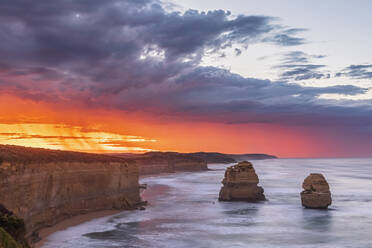 Australien, Victoria, Blick auf die Zwölf Apostel und die Gibson Steps im Port Campbell National Park bei dramatischer Morgendämmerung - FOF12529