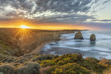 Australien, Victoria, Blick auf die Zwölf Apostel und die Gibson Steps im Port Campbell National Park bei Sonnenaufgang - FOF12531