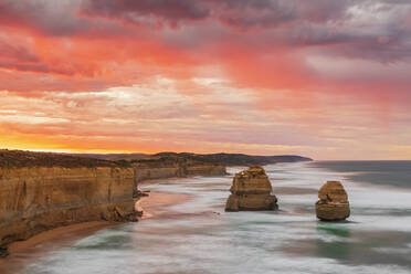 Australien, Victoria, Langzeitbelichtung der Zwölf Apostel und Gibson Steps im Port Campbell National Park bei bewölktem Morgengrauen - FOF12535