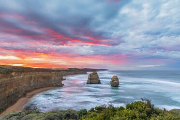 Australien, Victoria, Langzeitbelichtung der Zwölf Apostel und Gibson Steps im Port Campbell National Park bei bewölktem Morgengrauen - FOF12537