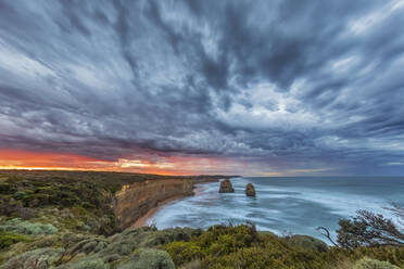 Australien, Victoria, Langzeitbelichtung der Zwölf Apostel und Gibson Steps im Port Campbell National Park bei bewölktem Morgengrauen - FOF12542