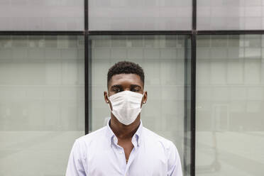 Young man wearing protective face mask - VYF00873