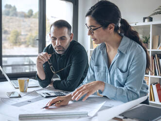 Architekten besprechen den Projektplan in einer Besprechung im Büro - JSRF01774