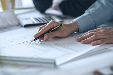 Businesswoman holding pen over diagram on paper - JSRF01777