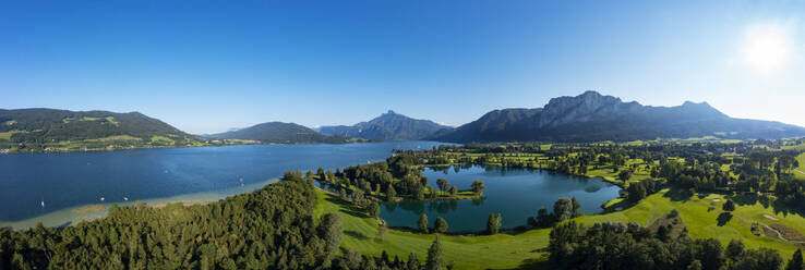 Drohnenpanorama des Mondseelandes im Sommer - WWF05972