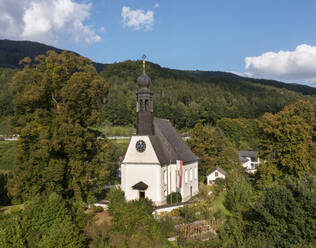 Österreich, Oberösterreich, Mondsee, Drohnenansicht der Hilfbergkirche im Sommer - WWF05977