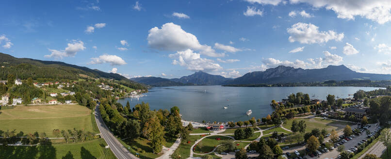 Österreich, Oberösterreich, Mondsee, Drohnenpanorama des Mondsees und der umliegenden Stadt im Sommer - WWF05982