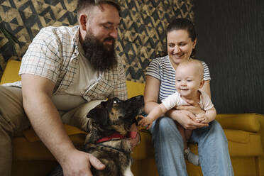 Baby Mädchen spielt mit Hund im Wohnzimmer - EYAF01867